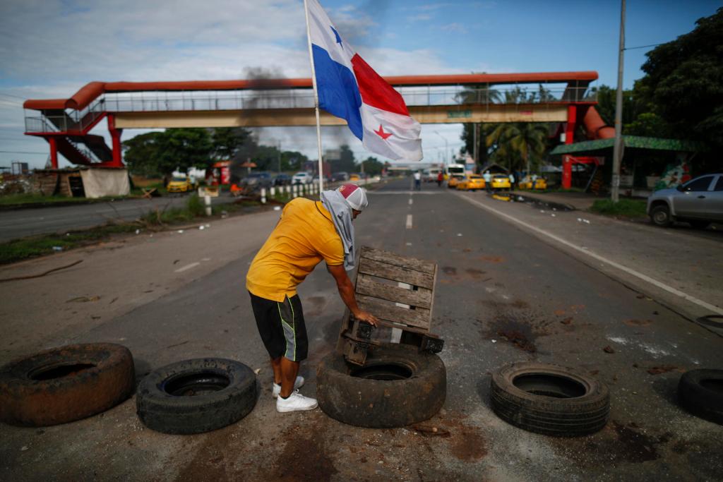 Manifestantes bloquean la vía Panamericana durante una protesta en contra del contrato entre el Estado y Minera Panamá, hoy en Santiago de Veraguas (Panamá). EFE/Bienvenido Velasco
