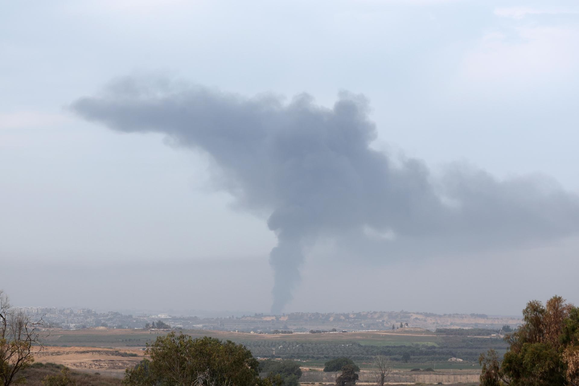 Smoke rises in the northern Gaza Strip following an Israeli airstrike, as seen from Sderot, Israel, 13 November 2023. EFE-EPA/ABIR SULTAN