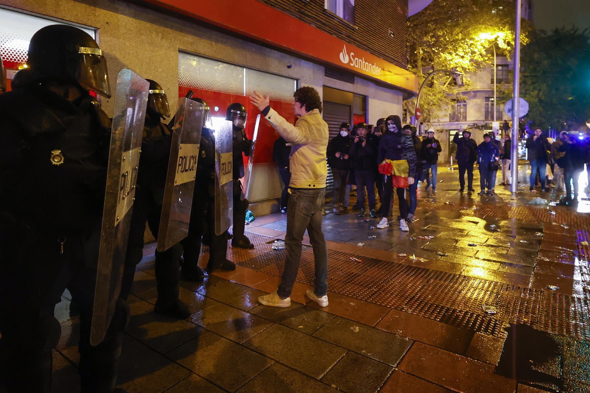 Un manifestante se enfrenta a miembros de la Policía en la calle Ferraz, en Madrid, en una nueva jornada de protesta contra la amnistía celebrada este viernes en la capital. EFE/Javier Lizón
