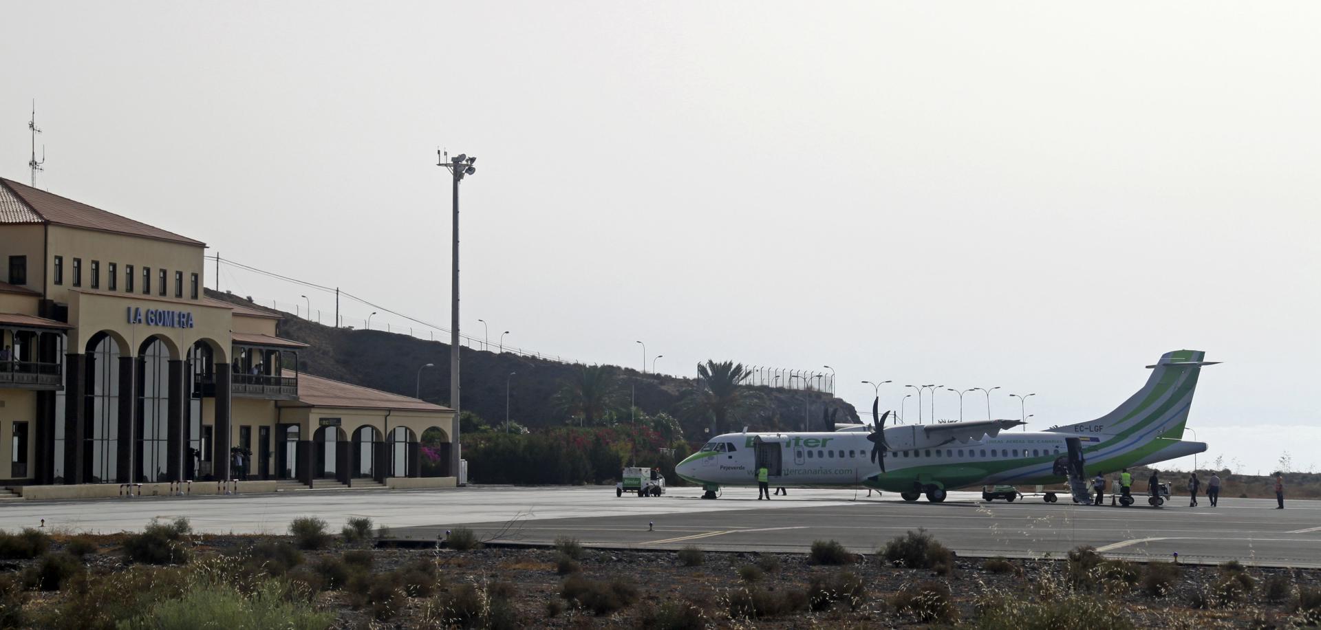 Imagen de archivo del Aeropuerto de La Gomera, que, con 95.884 pasajeros hasta el pasado mes de octubre, ha sido el que ha registrado en lo que va de año el mayor crecimiento porcentual de pasaje, que ha aumentado un 21,4 % en tasa anual. EFE/Carlos Fernández