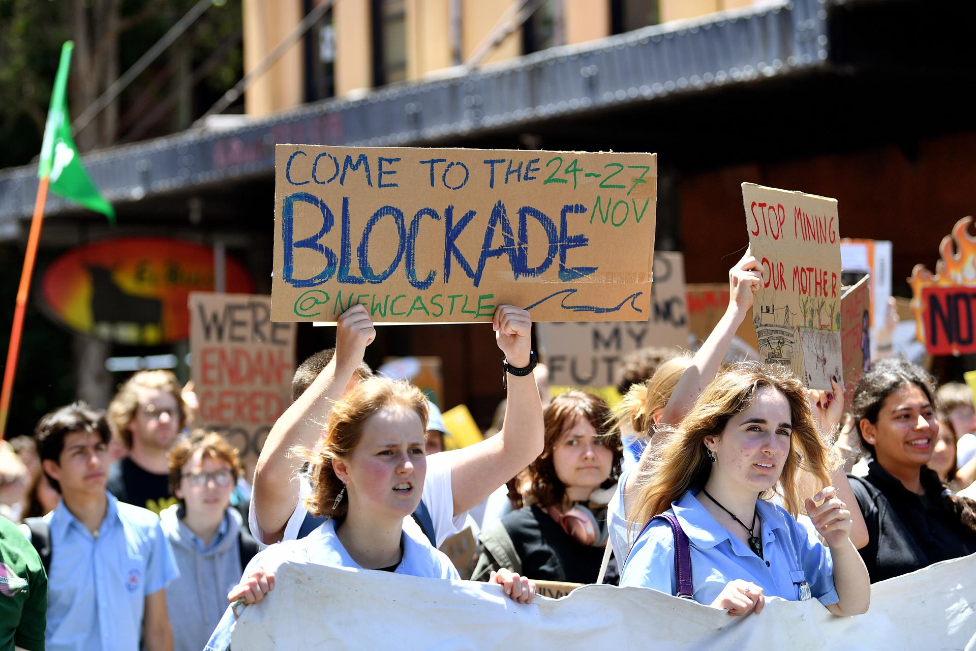 Protesters hold placards as they march during the School Strike 4 Climate rally in Sydney, Australia, 17 November 2023. EFE/EPA/BIANCA DE MARCHI AUSTRALIA AND NEW ZEALAND OUT
