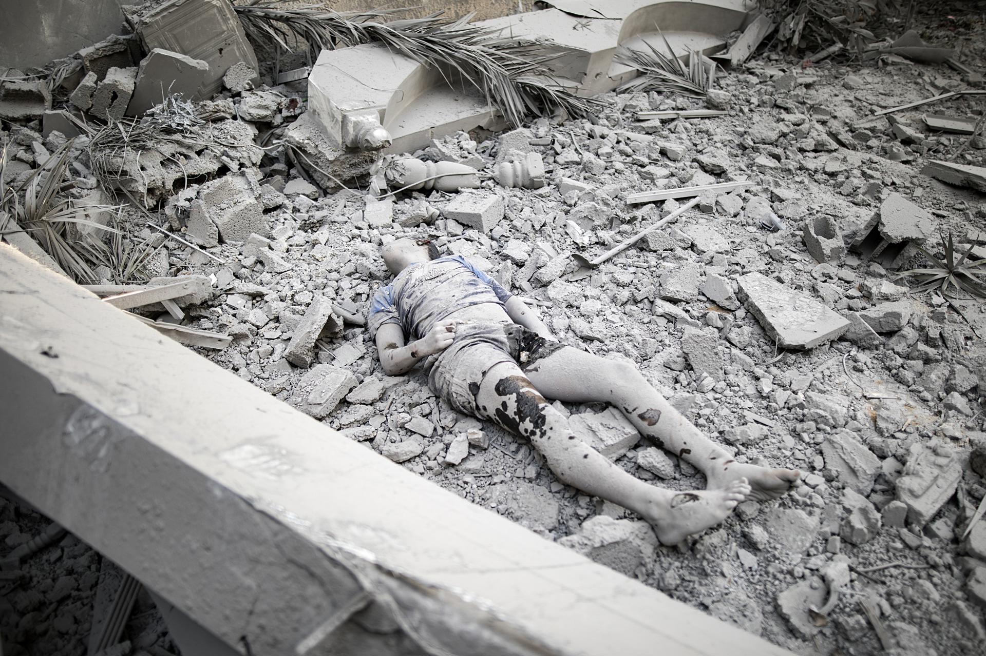 A body lies among the rubble of a residential building following an Israeli strike in Khan Younis, southern Gaza Strip, 07 November 2023. EFE-EPA/HAITHAM IMAD
