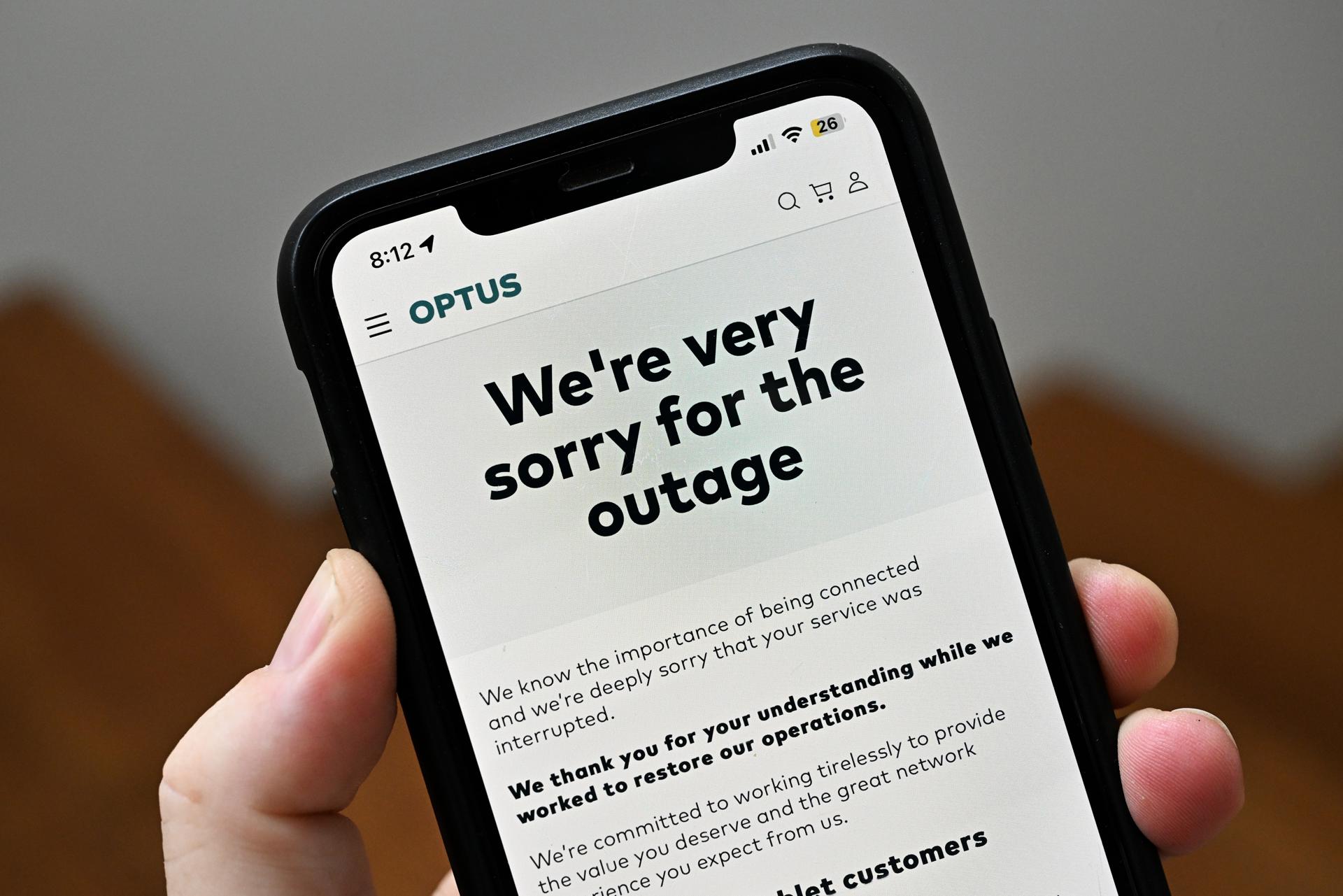 An apology message to customers from the Optus website is displayed on a phone in Sydney, Australia 14 November 2023. EFE-EPA/DAVE HUNT AUSTRALIA AND NEW ZEALAND OUT/FILE
