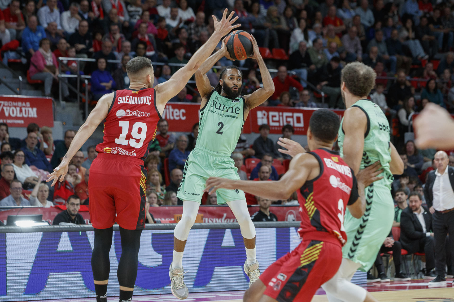 El guardia estadounidense del Surne Bilbao Basket Adam Smith (2i) controla una posesión durante un encuentro correspondiente a la octava jornada de Liga ACB disputado entre el Casademont Zaragoza y el Surne Bilbao Basket en Zaragoza, este jueves. EFE/ Javier  Belver