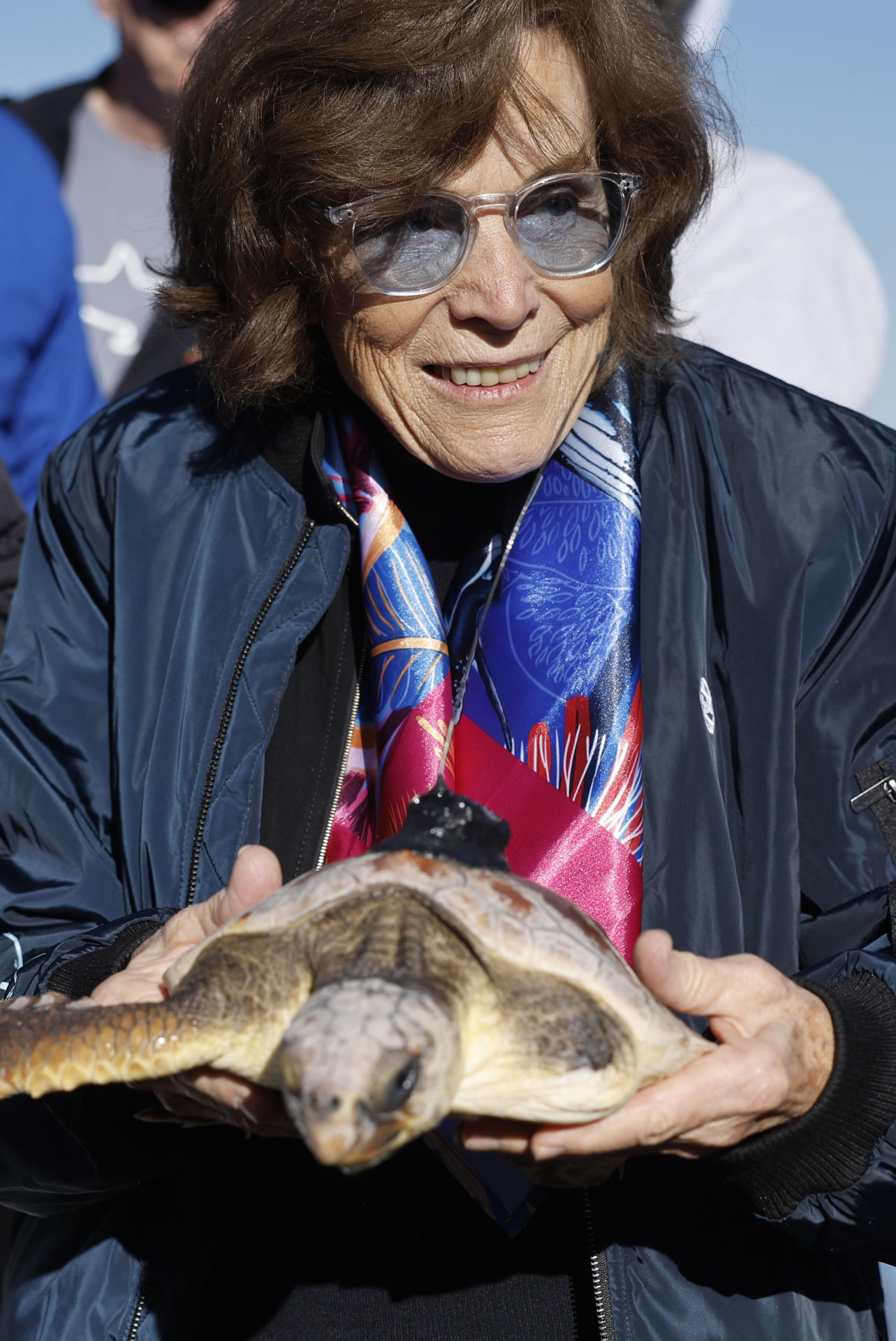 La doctora Sylvia Earle, durante la suelta de una tortuga este lunes en la playa del Parador de El Saler.-EFE/ Kai Forsterling