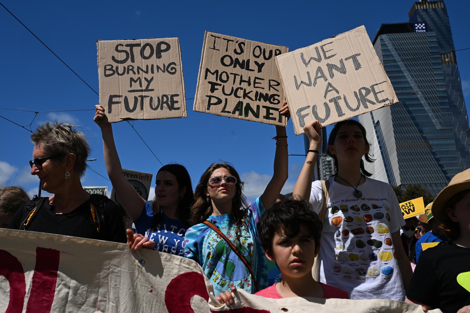 Protesters march during the School Strike 4 Climate rally at Flagstaff Gardens in Melbourne, Australia, 17 November 2023. EFE/EPA/JAMES ROSS AUSTRALIA AND NEW ZEALAND OUT