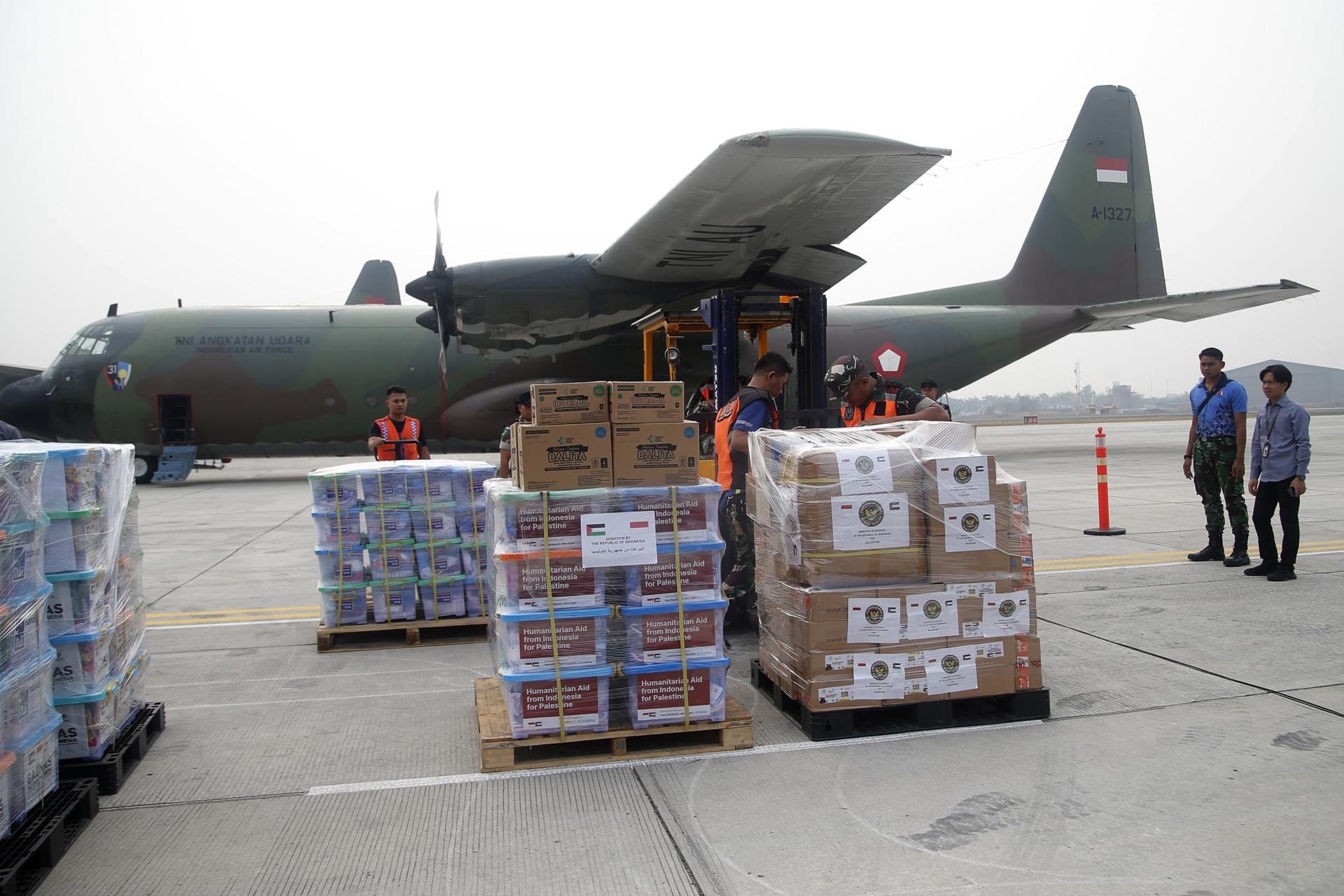 Indonesian Air Force officers load boxes of donations before sending them to Palestinians at Halim Perdana Kusuma Military Airport in Jakarta, Indonesia, 04 November 2023. EFE-EPA/BAGUS INDAHONO
