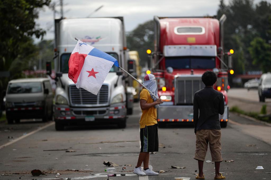 Manifestantes bloquean la vía Panamericana durante una protesta en contra del contrato entre el Estado y Minera Panamá, hoy en Santiago de Veraguas (Panamá). EFE/Bienvenido Velasco
