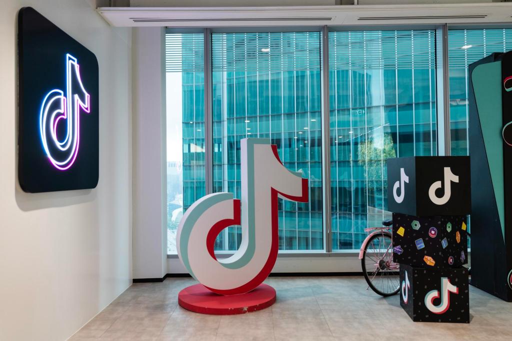 El logo de TikTok en las oficinas de la compañía en Singapur, en una imagen de archivo.
