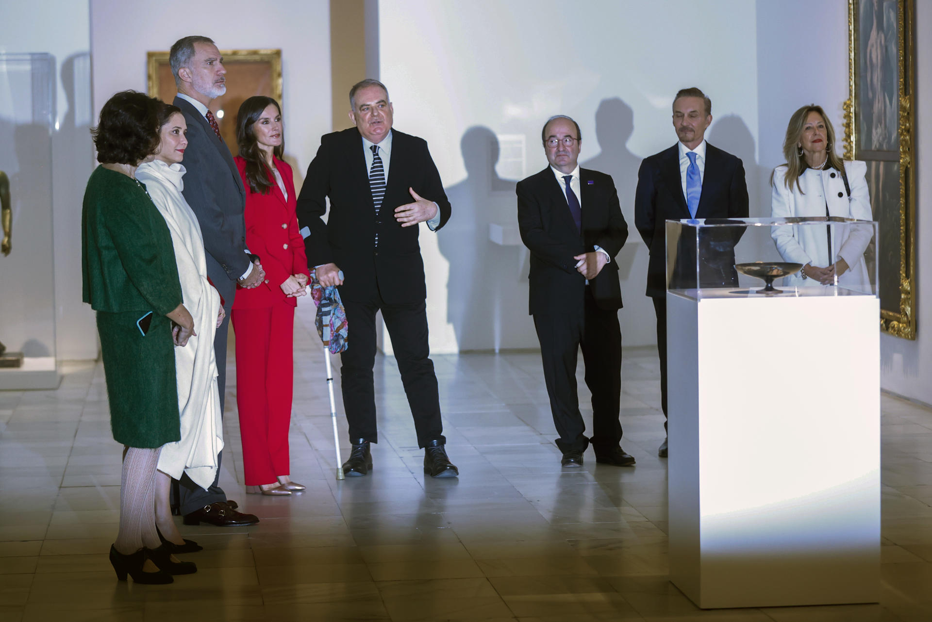 Los reyes Felipe y Letizia junto al ministro de Cultura en funciones, Miquel Iceta (3d), inauguran la exposición "Picasso 1906. La gran transformación", este martes en el Museo Reina Sofía de Madrid. EFE/ Juan Carlos Hidalgo
