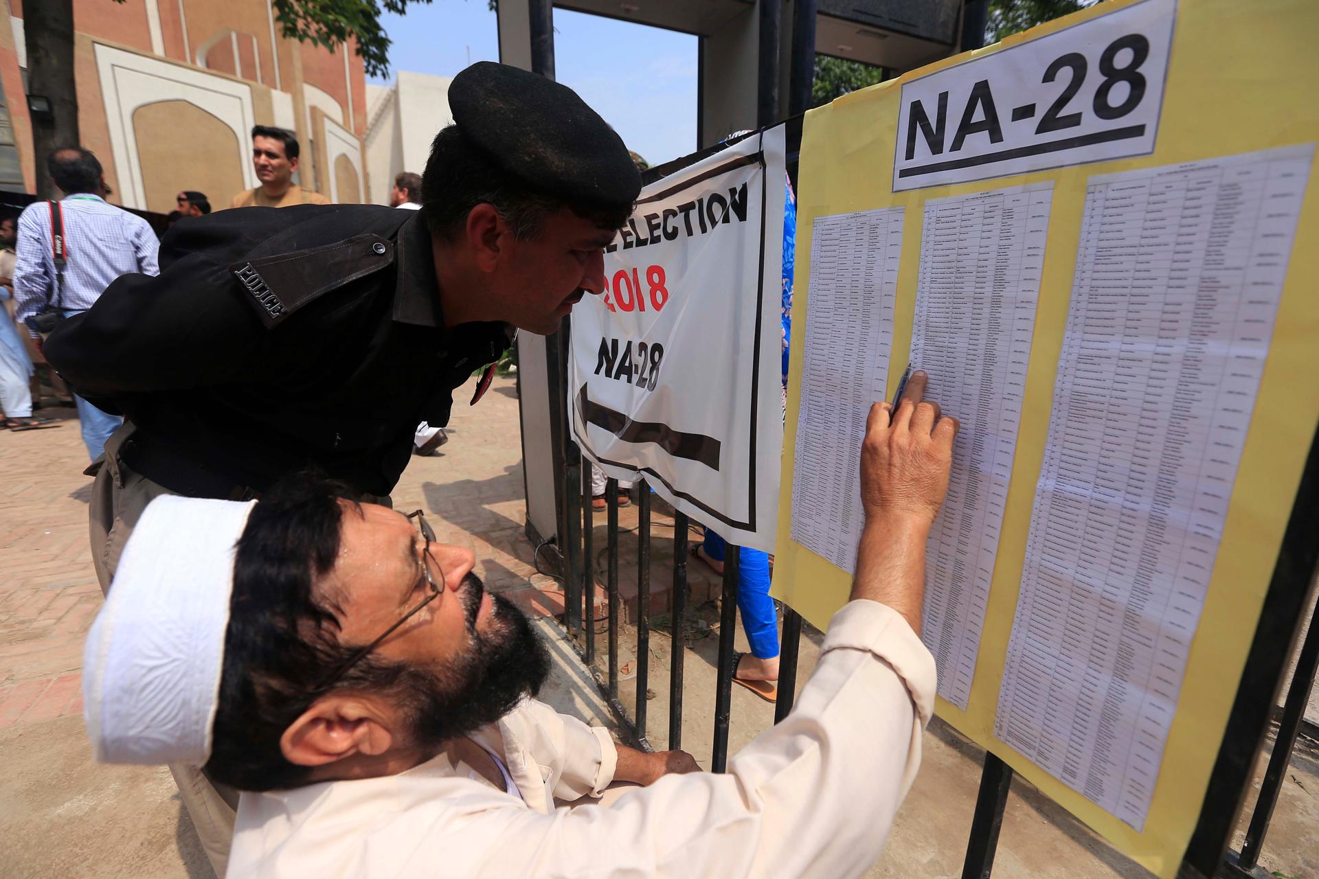 (FILE) Men read instructions on how to receive election materials at a distribution center on the eve of the general elections in Peshawar, capital of Khyber-Pakhtunkhwa province, Pakistan, July 24, 2018.EFE / BILAWAL ARBAB
