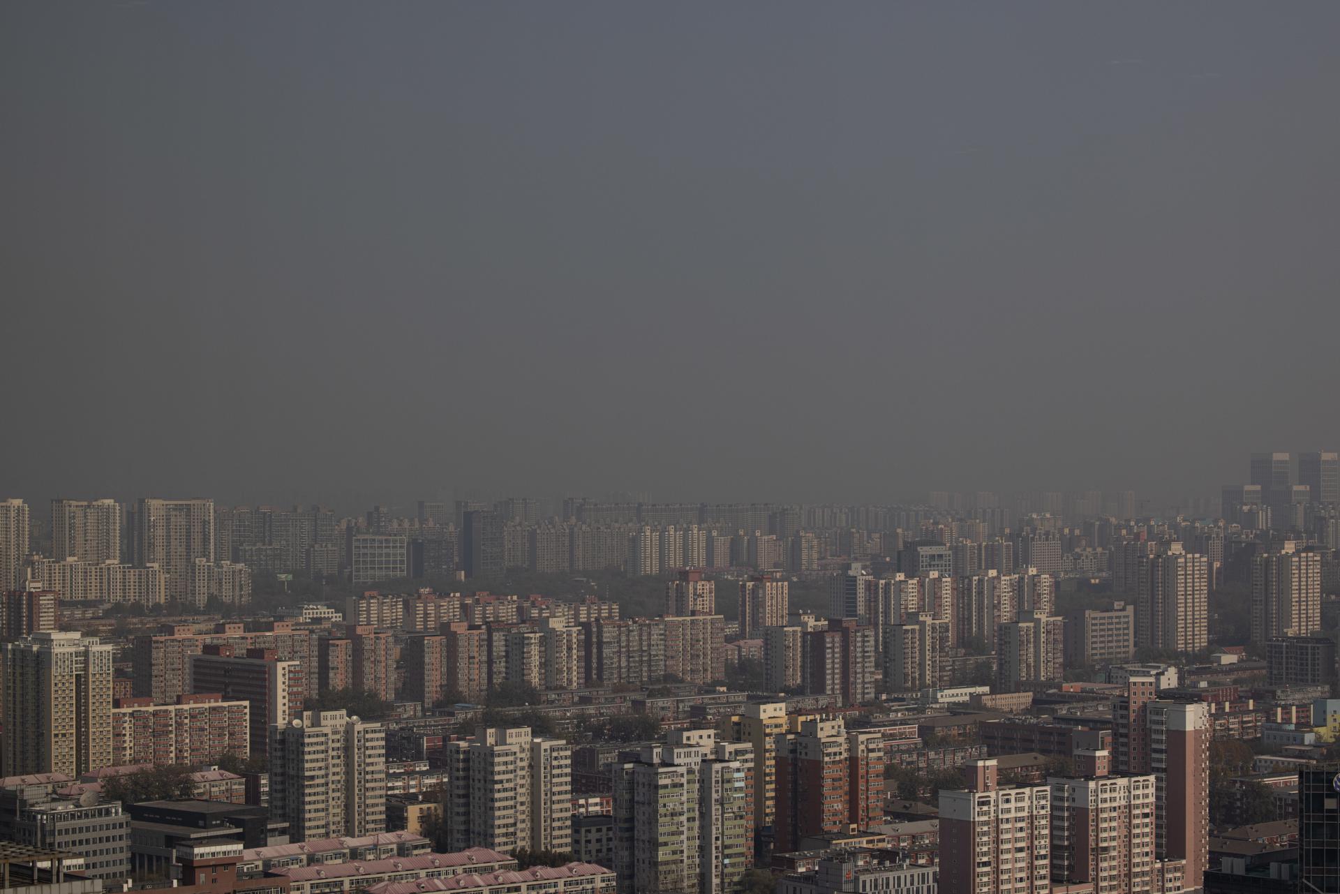 A file picture of buildings on a polluted day in Beijing, China. EFE/EPA/FILE/ROMAN PILIPEY