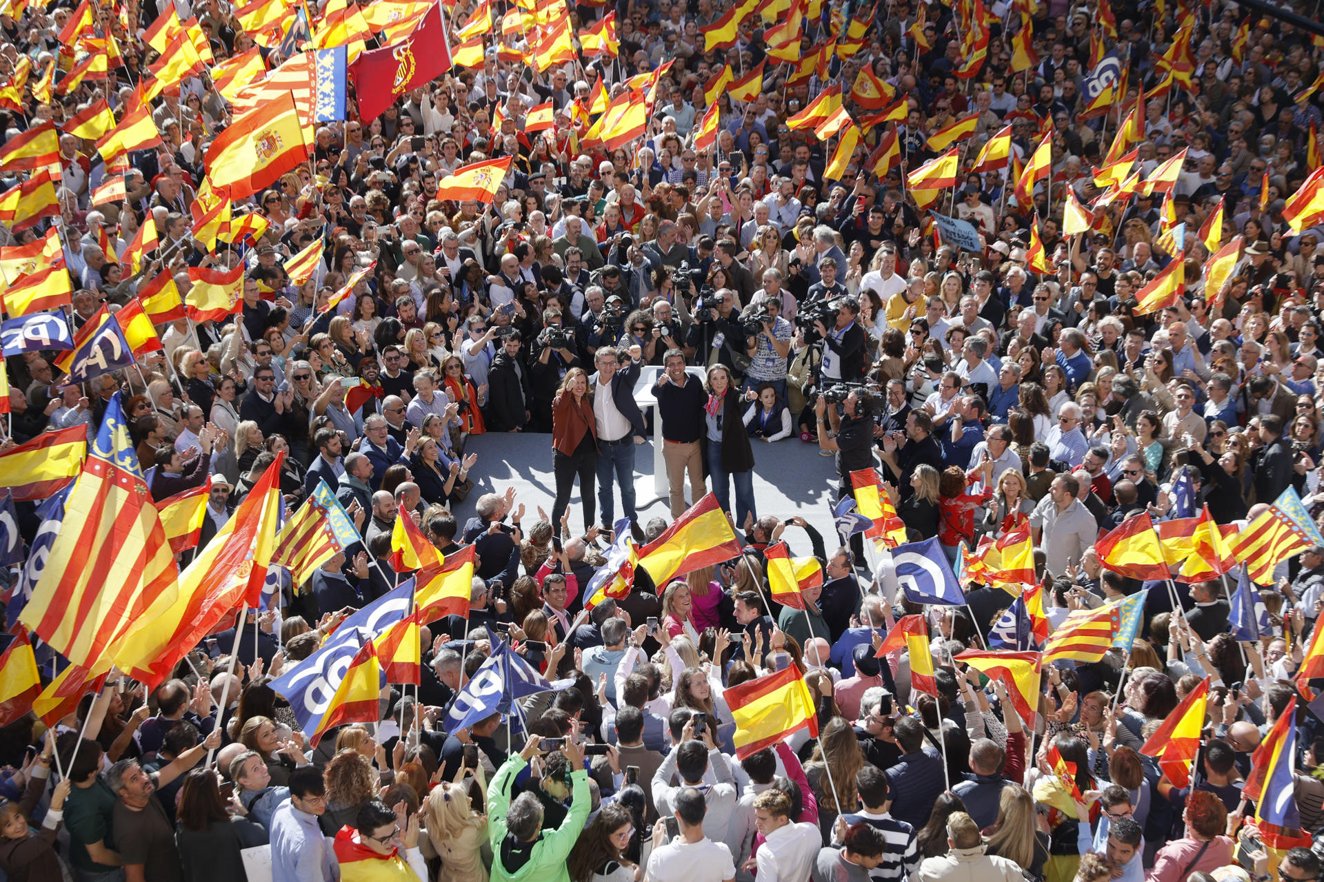 El presidente del PP, Alberto Núñez Feijóo (c-i), acompañado por la alcaldesa de València, María José Catalá (i), por el president de la Generalitat y del PPCV, Carlos Mazón (c-d), y por la secretaria general del PP, Cuca Gamarra (d), en el acto contra la amnistía del "procés" y contra un referéndum de autodeterminación en Cataluña este domingo en Valencia. EFE/ Juan Carlos Cárdenas
