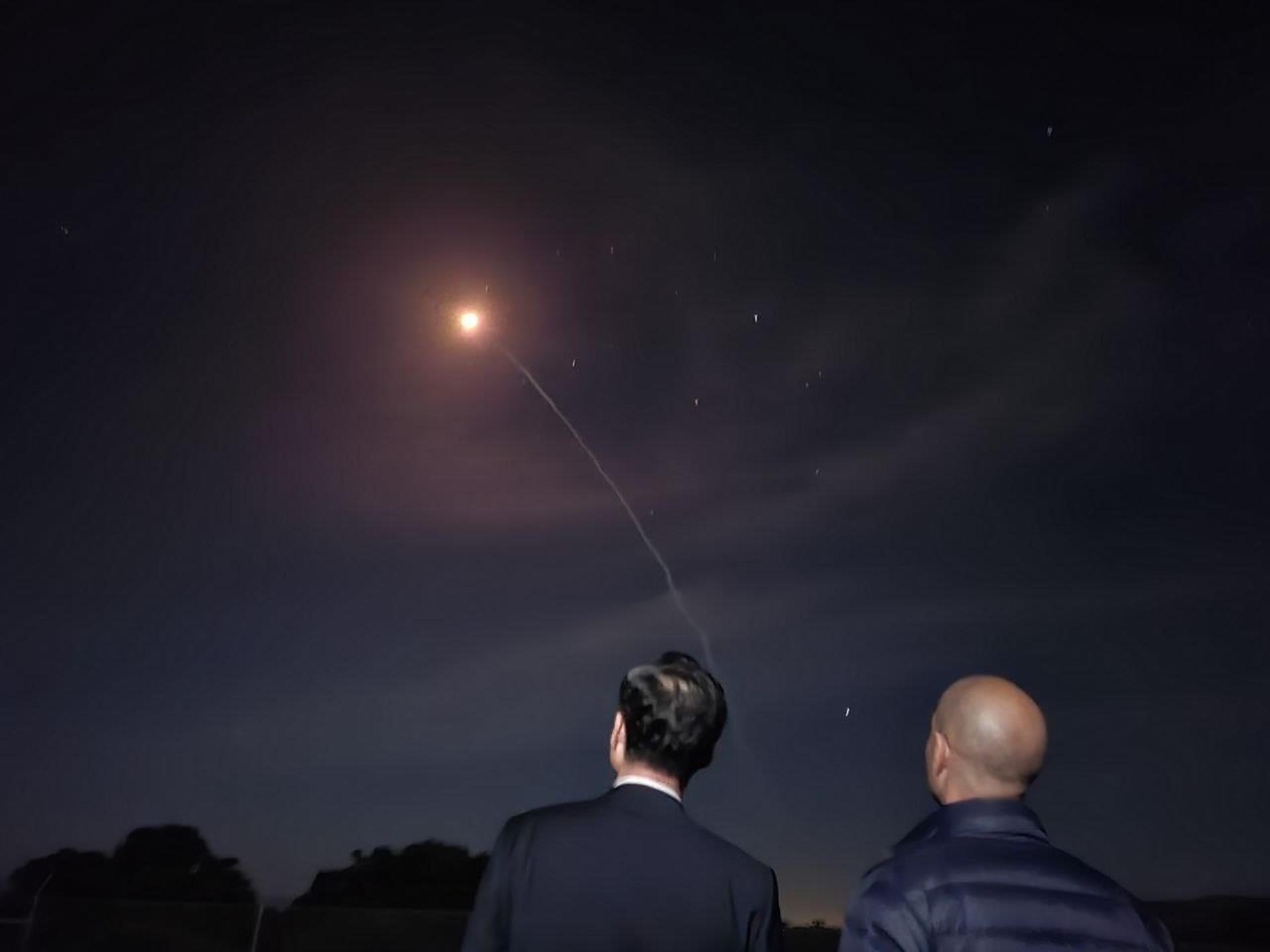 A handout photo made available by the South Korean defense ministry shows South Korean Deputy Minister for Defense Policy Heo Tae-keun (L) and Vipin Narang, US principal deputy assistant secretary of defense for space policy, observing a test of a Minuteman III intercontinental ballistic missile at Vandenberg Air Force Base in California, US, 31 October 2023 EFE-EPA/YONHAP/HANDOUT SOUTH KOREA OUT HANDOUT EDITORIAL USE ONLY/NO SALES