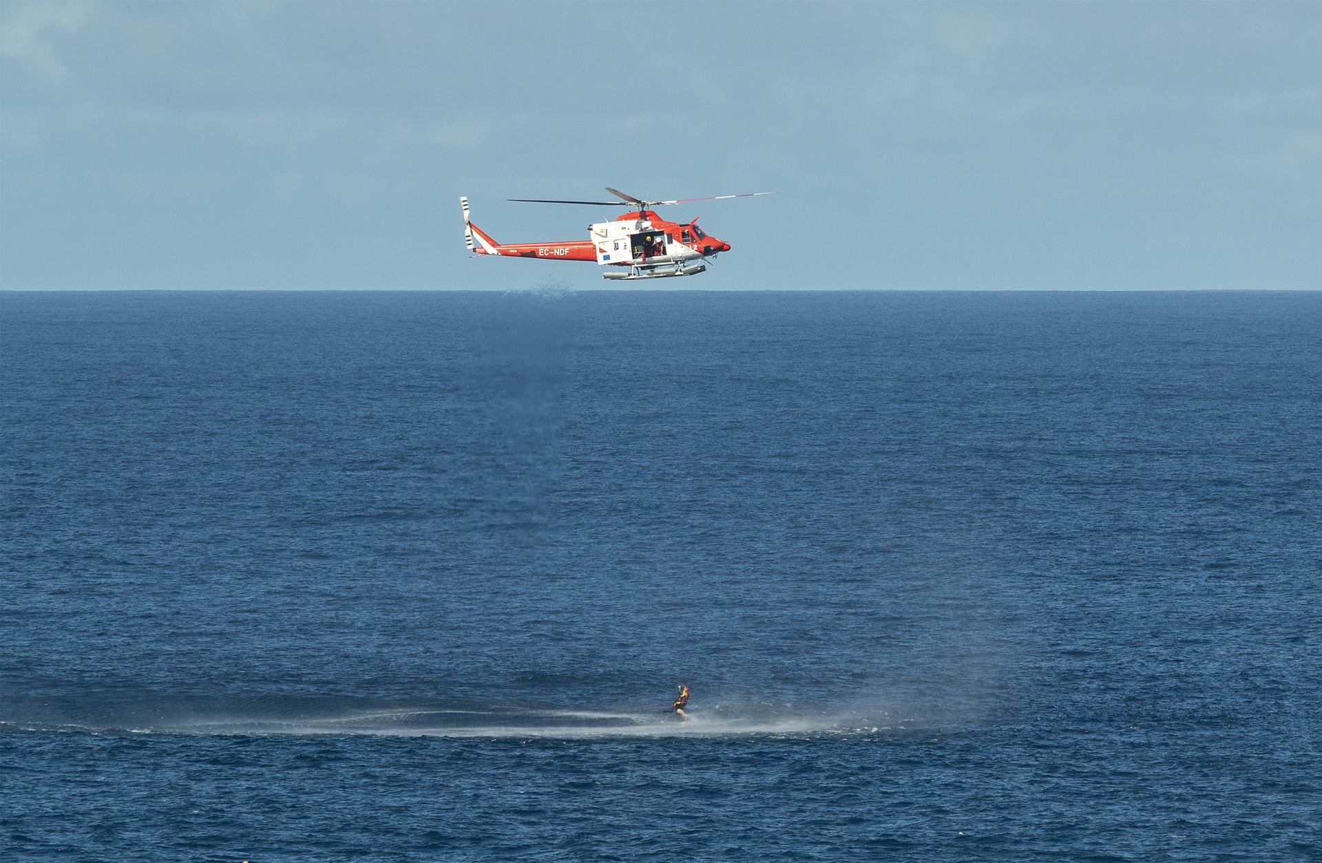 El helicóptero del Grupo de Emergencias y Salvamento (GES) del Gobierno de Canarias ha rescatado este miércoles el cadáver de un hombre en el mar, en la zona de Tenesar al norte de Lanzarote, donde naufragó anoche el velero Mai Tai. En el velero viajaban otros dos tripulantes rusos, que han sobrevivido al naufragio tras ser localizados esta madrugada, uno en el agua y otro en tierra. EFE/ Adriel Perdomo