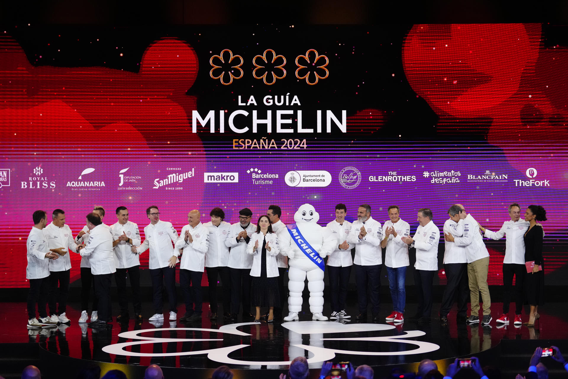 BARCELONA, 28/11/2023.- Foto de familia de los cocineros que han recibido "3 estrellas Michelín" durante la gala de las estrellas Michelin 2024 celebrada este martes en Barcelona. EFE/Enric Fontcuberta