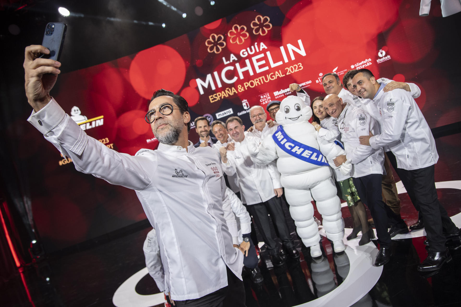Imagen de los cocineros con "Tres Estrellas" durante la Gala de la Guía Michelin 2023. EFE/Ismael Herrero