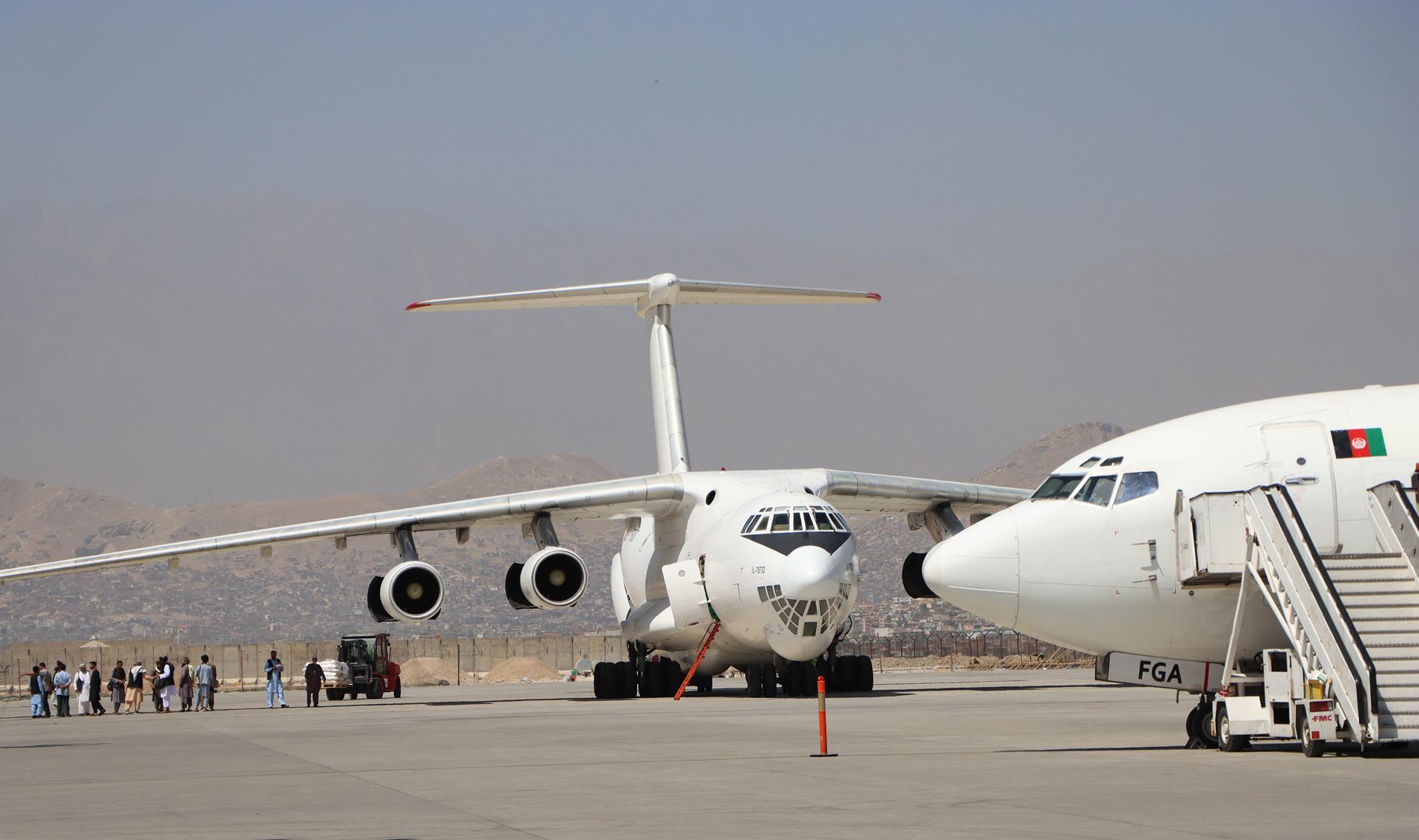 (FILE) Passengers prepare to board a flight at Hamid Karzai International Airport in Kabul, Afghanistan. EFE/EPA/STRINGER