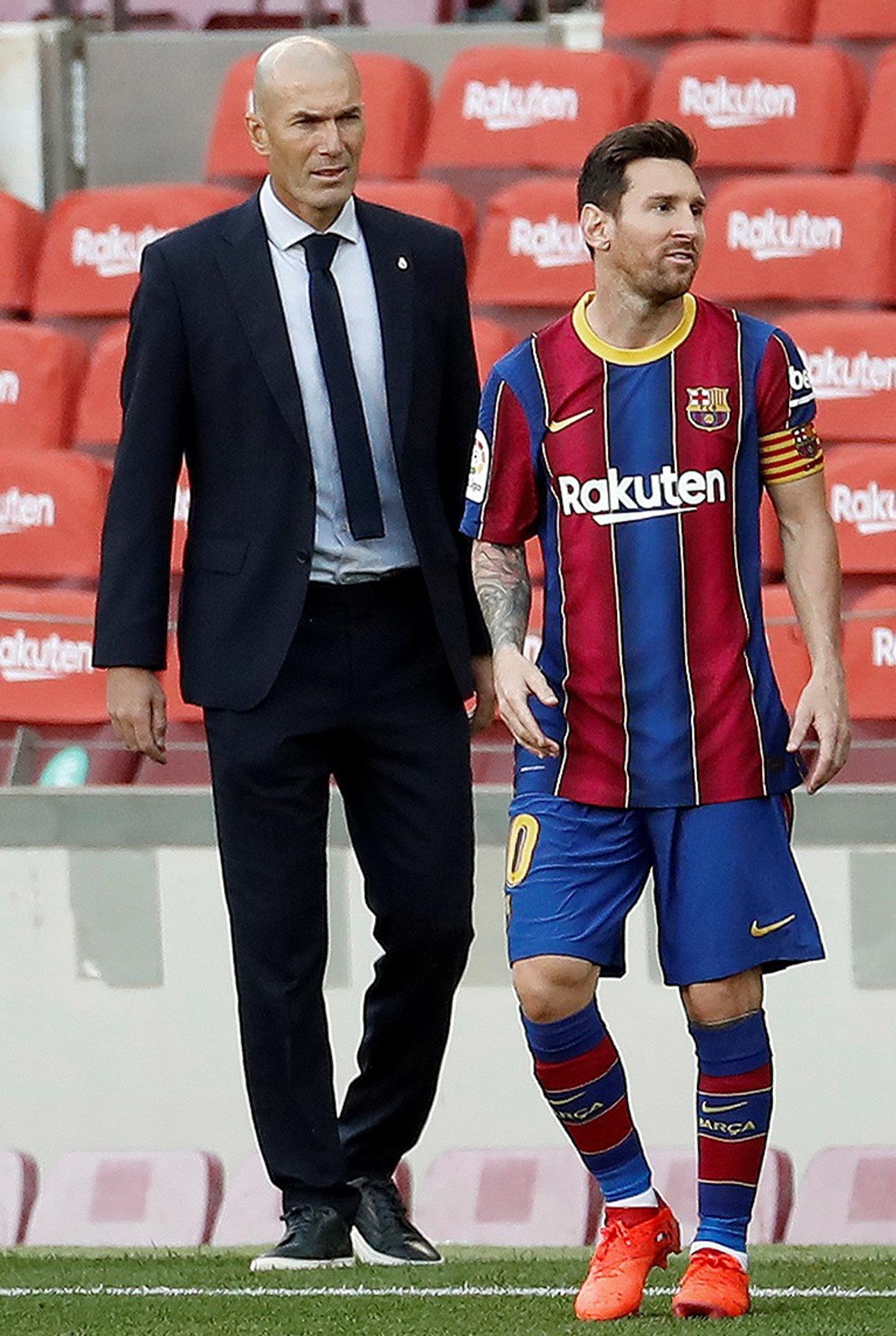 Real Madrid coach Zinedine Zidane watches FC Barcelona's Leo Messi during the La Liga match played at the Nou Camp between the two teams on 24 October, 2020. EFE-EPA FILE/Andreu Dalmau

