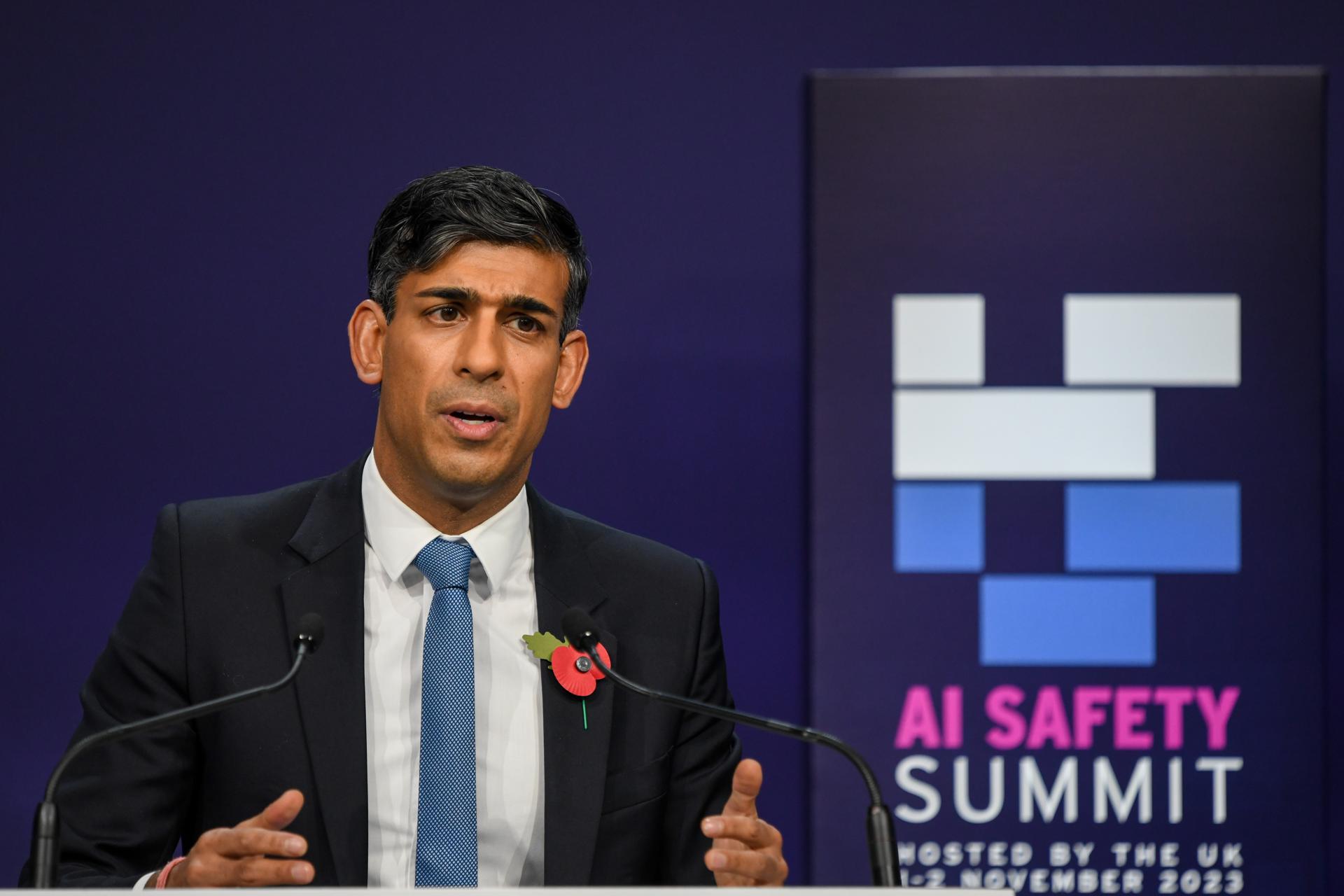 British Prime Minister Rishi Sunak speaks during a news conference on day two of the AI Safety Summit 2023 at Bletchley Park, Milton Keynes, Britain, 02 November 2023. (Reino Unido) EFE/EPA/CHRIS J. RATCLIFFE / POOL
