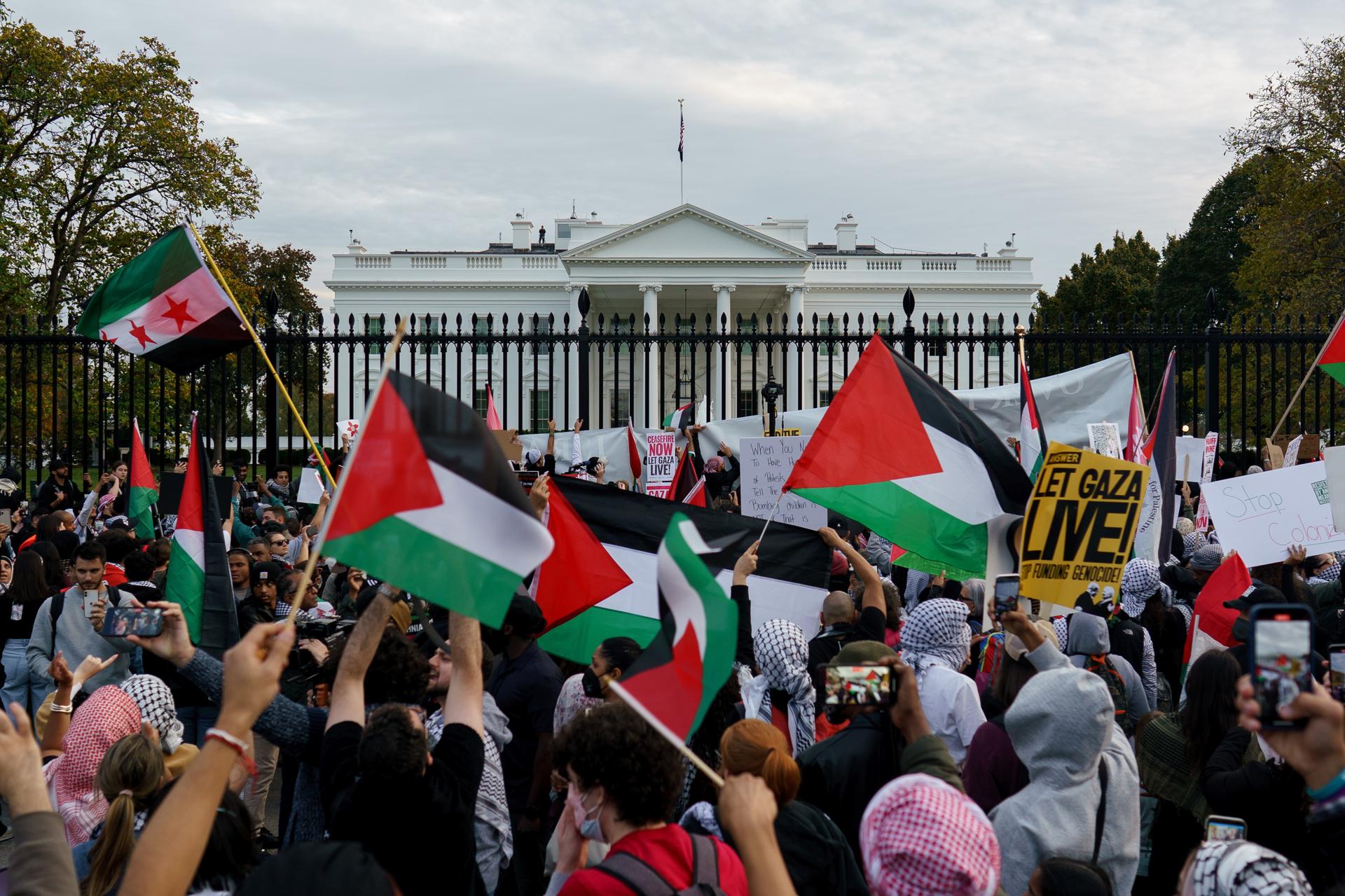 Protesters attend a rally in solidarity with the Palestinian people outside the White House in Washington, DC, USA, 04 November 2023. EFE/EPA/WILL OLIVER