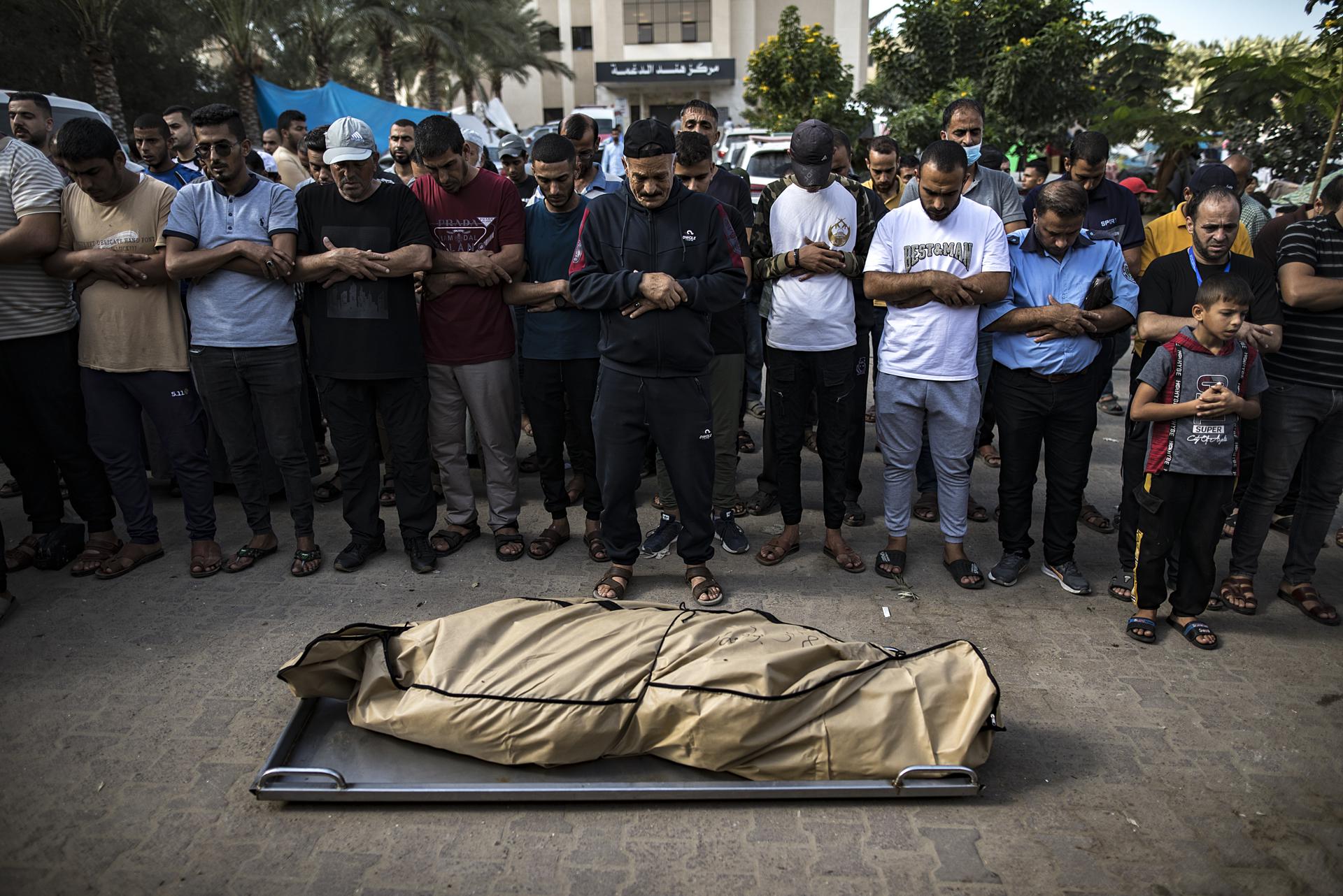 Palestinians pray before the body of a relative killed amid the ongoing Israeli-Hamas conflict, at the Nasser Hospital in Khan Younis, southern Gaza Strip, 08 November 2023. EFE-EPA/HAITHAM IMAD