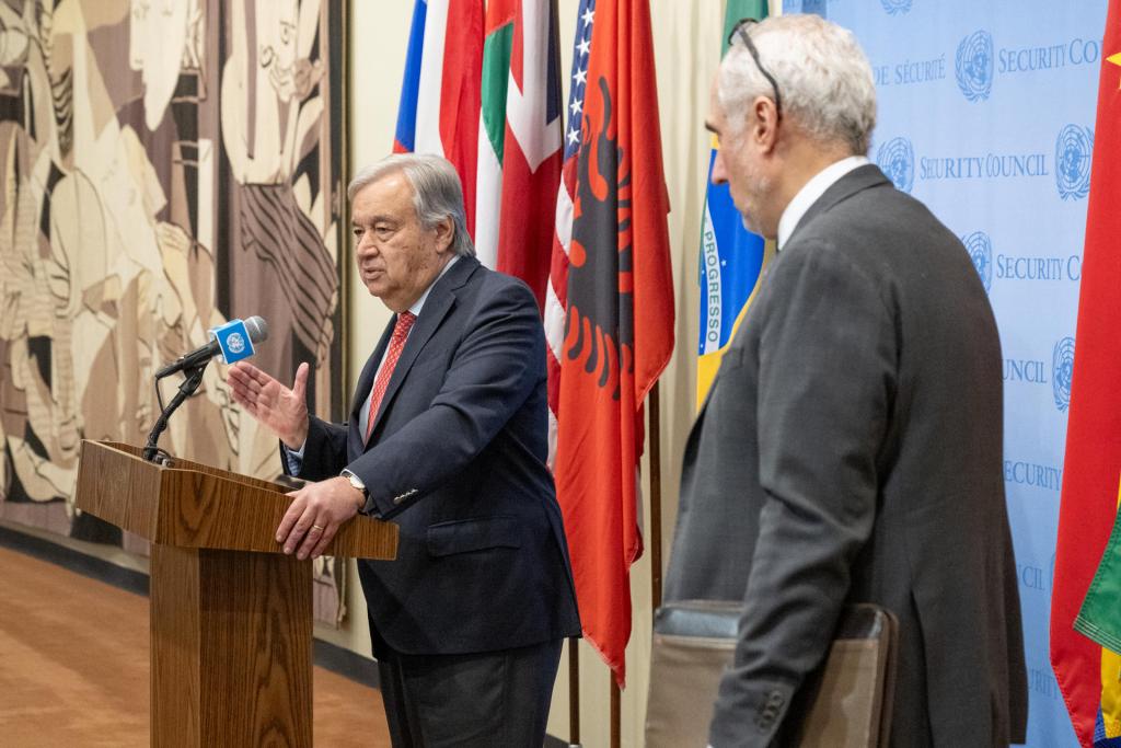 Fotografía cedida por la ONU donde aparece su secretario general, António Guterres (i), mintras habla junto a su portavoz, Stéphane Dujarric (d), durante una rueda de prensa celebrada hoy en la sede del organismo en Nueva York (EEUU). EFE/Eskinder Debebe/ONU
