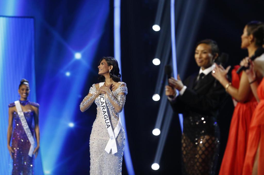 Miss Nicaragua,  Sheynnis Palacios (c), reacciona luego de ser llamada al top 3 final de Miss Universo, este 18 de noviembre de 2023 . EFE/ Rodrigo Sura
