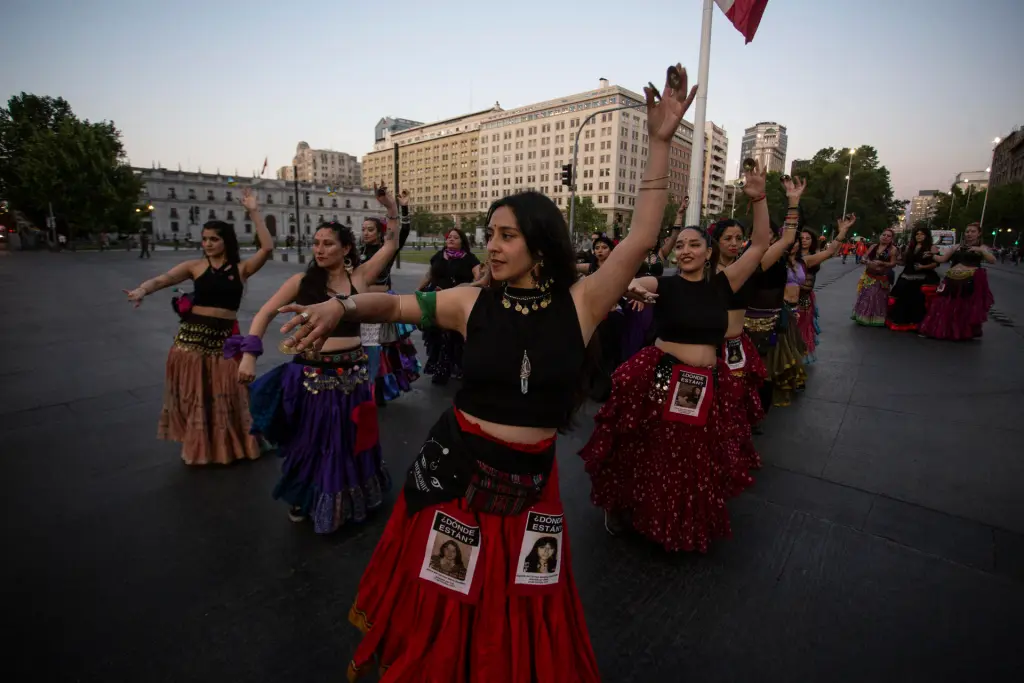 Activistas y ciudadanas bailan hoy durante una manifestación al grito de "ni un paso atrás", para exigir medidas efectivas contra la violencia machista y mayor compromiso ciudadano contra esa lacra, frente al Palacio de la Moneda en Santiago (Chile). EFE/Ailen Díaz