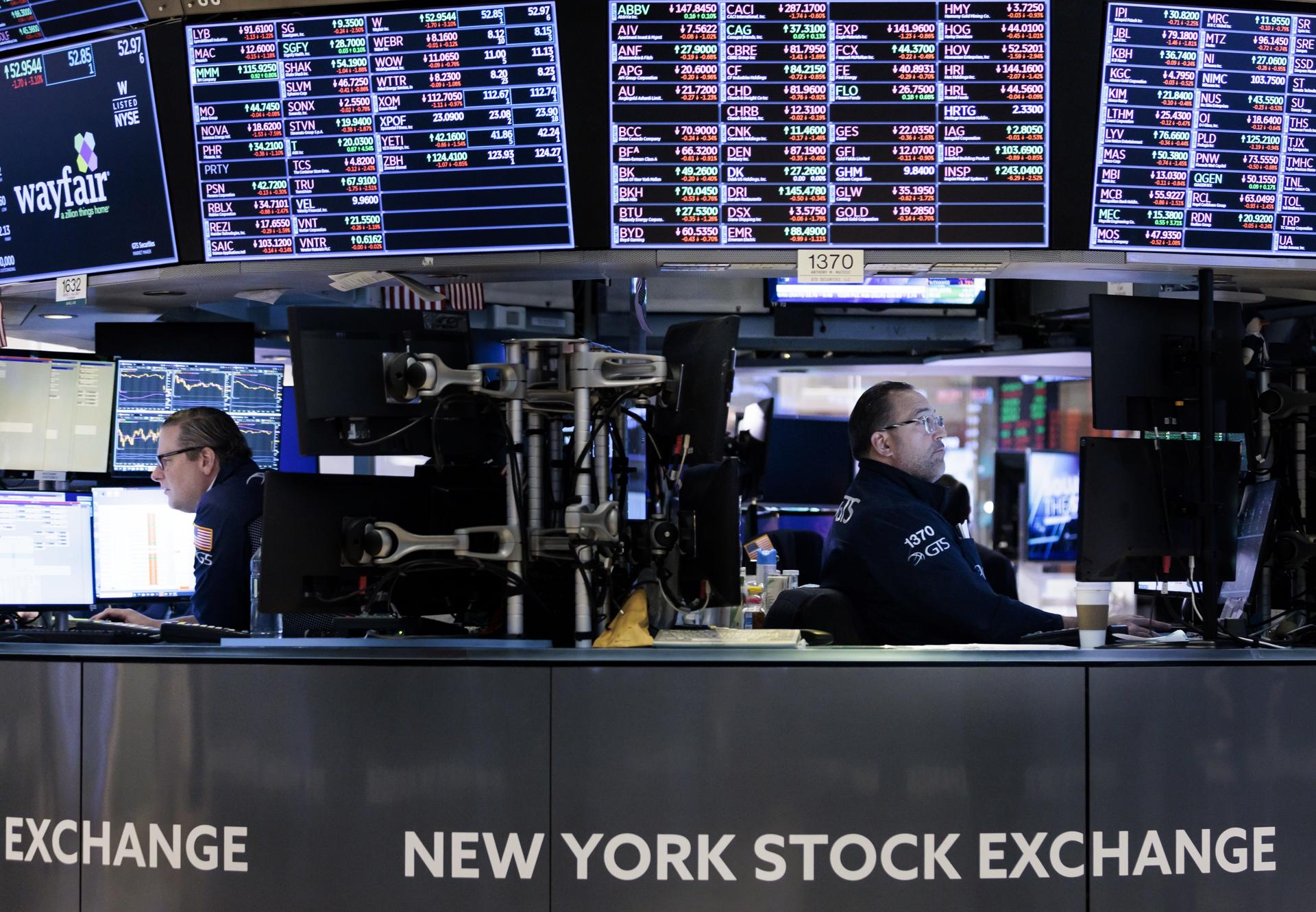 Economistas trabajan en la Bolsa de Nueva York, en una fotografía de archivo. EFE/Justin Lane