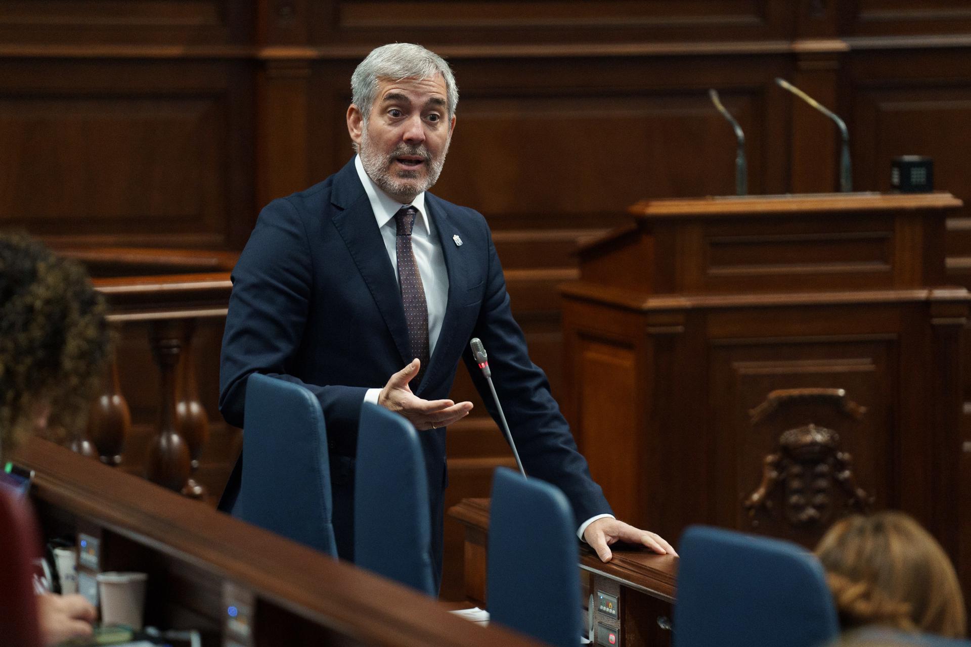 El presidente de Canarias, Fernando Clavijo, ha respondo este martes en el pleno del Parlamento a las preguntas de los diputados. EFE/Ramón de la Rocha