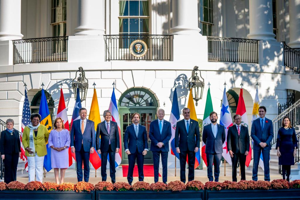 Fotografía de familia de los líderes que asisten a la Cumbre de Líderes de la Alianza para la Prosperidad Económica en las Américas (APEP), este 3 de noviembre de 2023, en la Casa Blanca, Washington. EFE/ Shawn Thew
