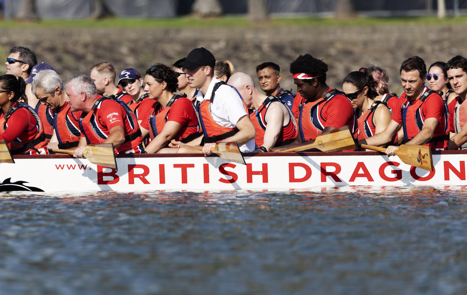 Britain's Prince William (C) takes part in a dragon boat practice with members of The British Dragons club at the Kallang River in Singapore, 06 November 2023. EFE-EPA/HOW HWEE YOUNG
