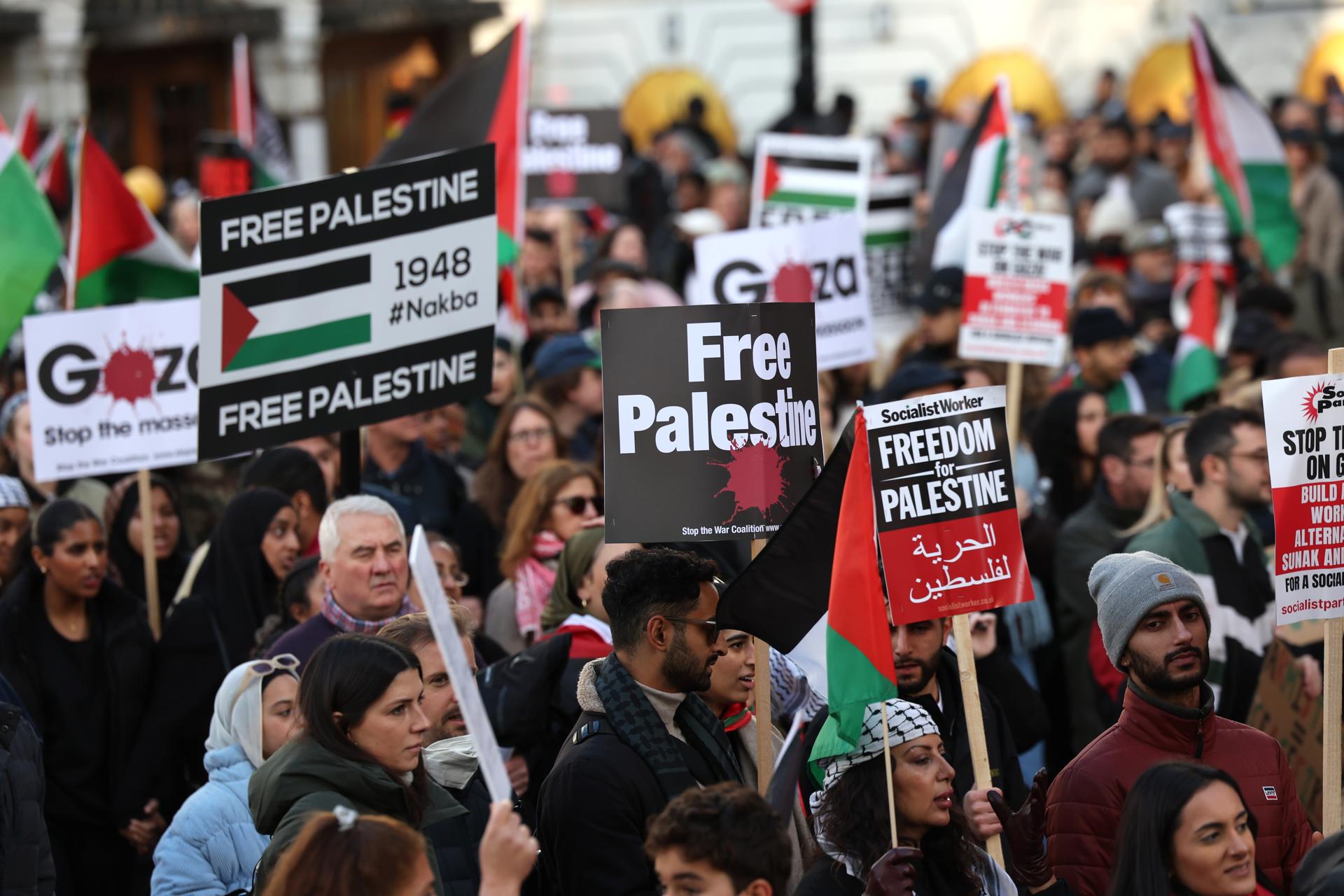 People participate in the Pro-Palestinian march in London, Britain, 11 November 2023. EFE/EPA/ANDY RAIN