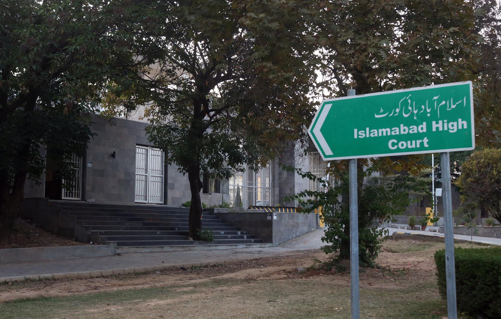 A sign points to the Islamabad High Court building during a bail hearing case of Imran Khan, former prime minister and head of political party Pakistan Tehrik-e-Insaf (PTI), in Islamabad, Pakistan, 20 November 2023. EFE-EPA/SOHAIL SHAHZAD
