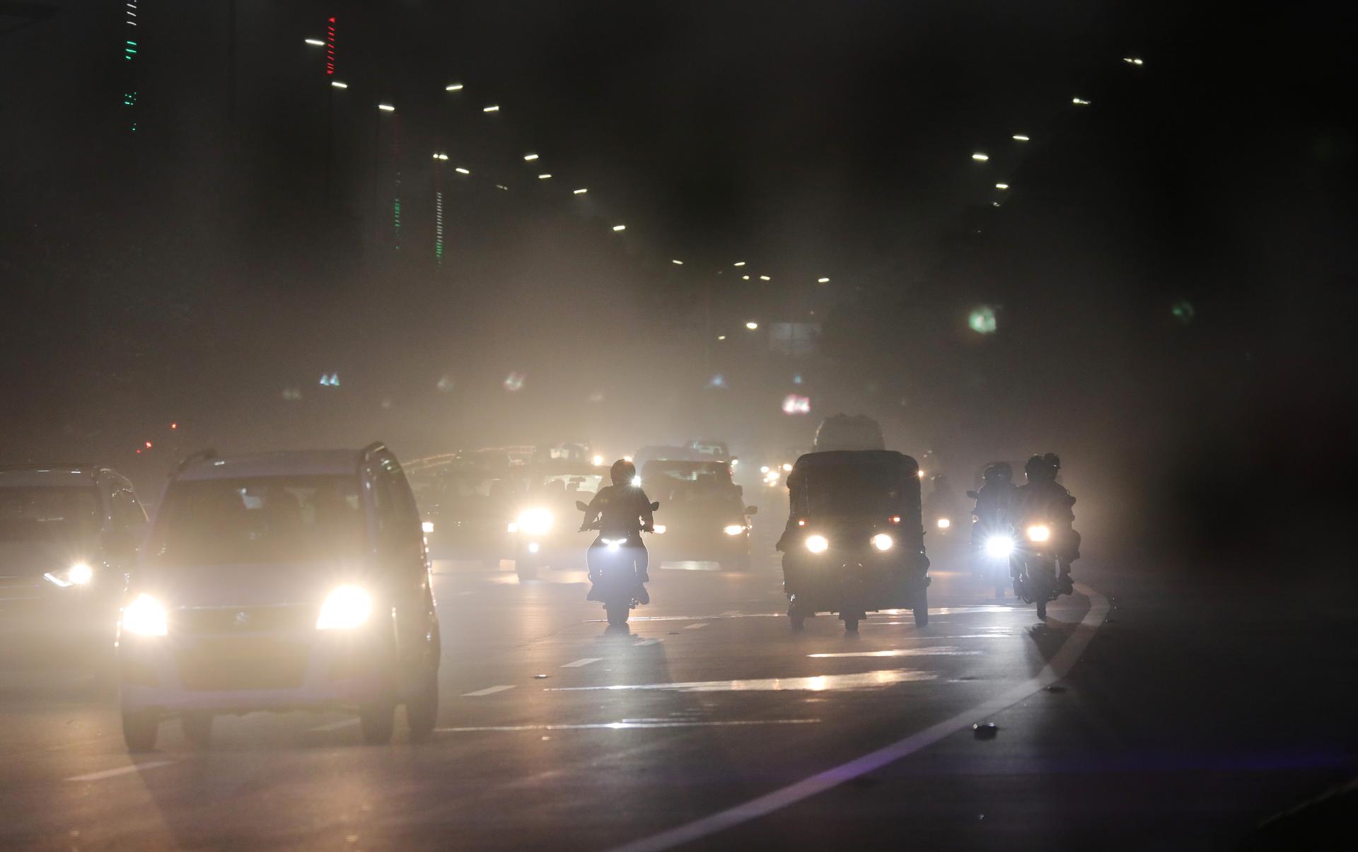 People drive as city is engulfed in heavy smog near New Delhi, India, 09 November 2023. EFE-EPA/HARISH TYAGI
