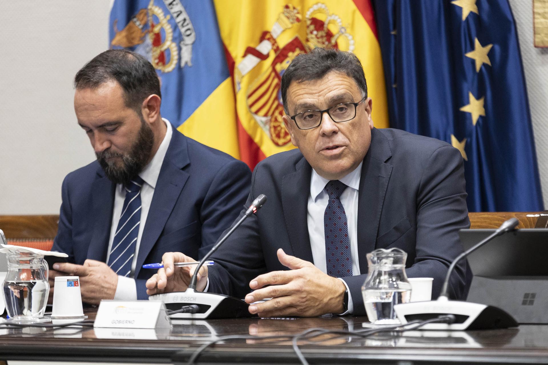 El consejero de Política Territorial del Gobierno de Canarias, Manuel Miranda (d), expuso este viernes al Parlamento las partidas que gestionará su departamento en 2024. EFE/ Miguel Barreto