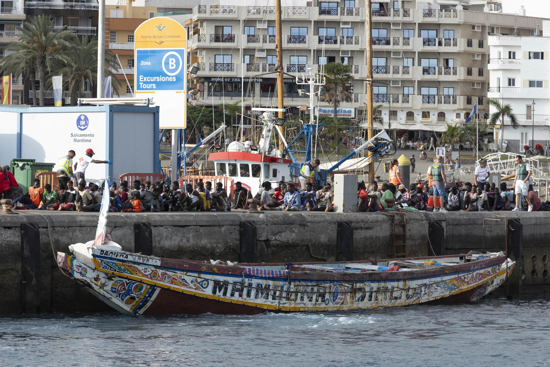 Imagen de archivo de una embarcación con inmigrantes a su llegada al muelle de Los Cristianos en Tenerife. EFE/Miguel Barreto