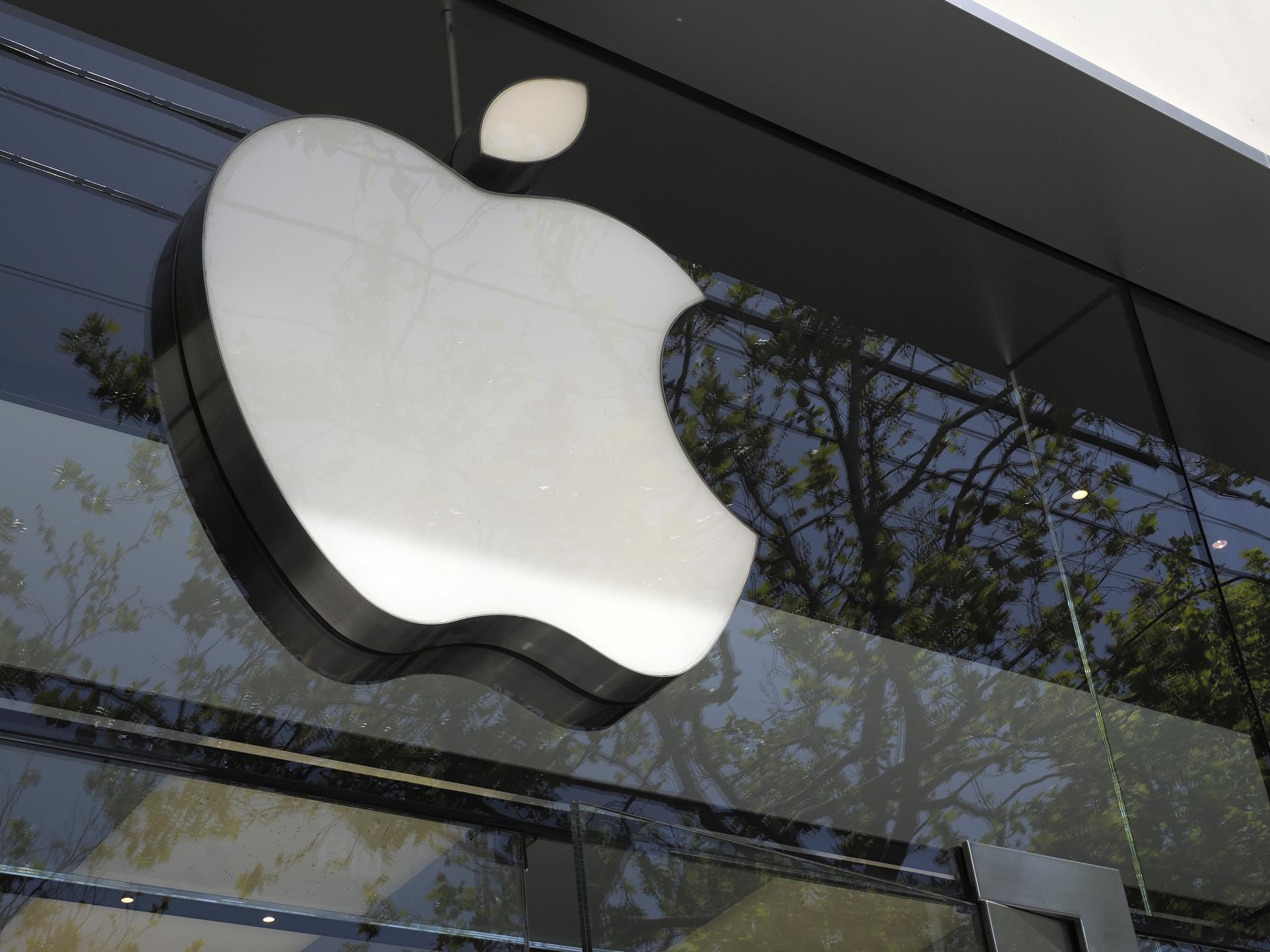 The Apple logo on an Apple store front in Berkeley, California, USA, 23 May 2023. EFE-EPA FILE/JOHN G. MABANGLO
