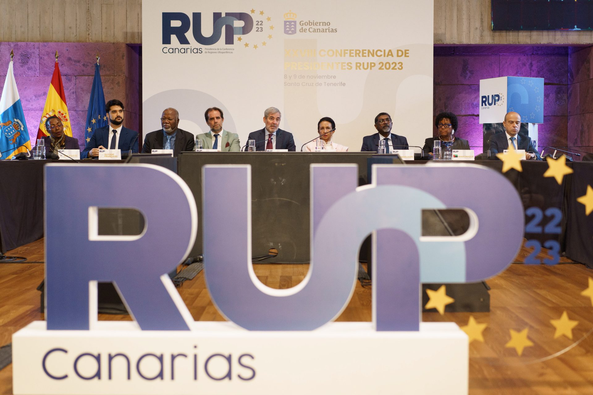 Los presidentes de las nueve regiones ultraperiféricas de la Unión Europea firman una declaración conjunta en Santa Cruz de Tenerife. EFE/Ramón de la Rocha