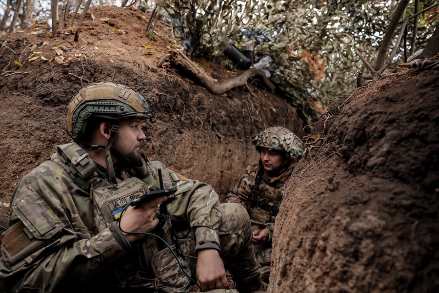 Militares de Ucrania se protegen en sus posiciones en la línea del frente en la región de Zaporiyia.