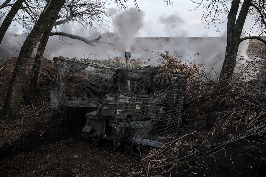 Militares ucranianos disparan un obús de artillería M109 de la 24ª brigada mecanizada, que lleva el nombre del rey Danylo