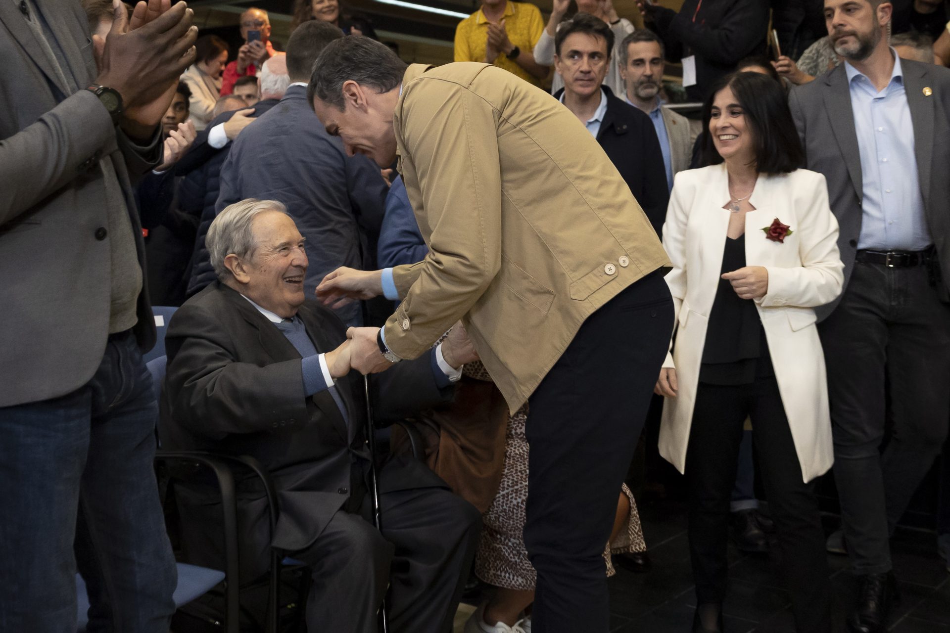 El presidente del Gobierno, Pedro Sánchez, saluda a Jerónimo Saavedra durante el mitin que ofreció con el PSOE en Las Palmas de Gran Canaria el pasado 25 de enero. EFE/quique Curbelo