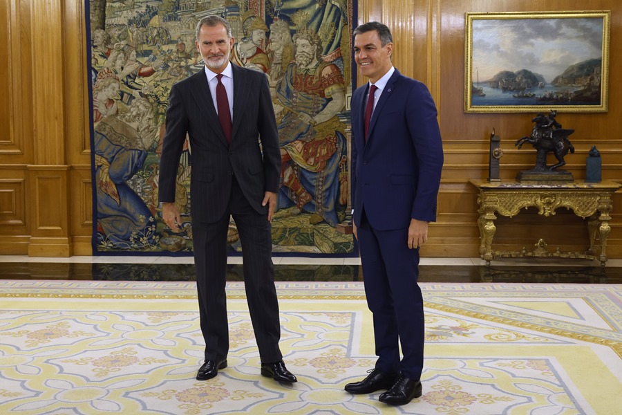 El rey Felipe VI (i) recibe al líder del PSOE y presidente del Gobierno en funciones, Pedro Sánchez