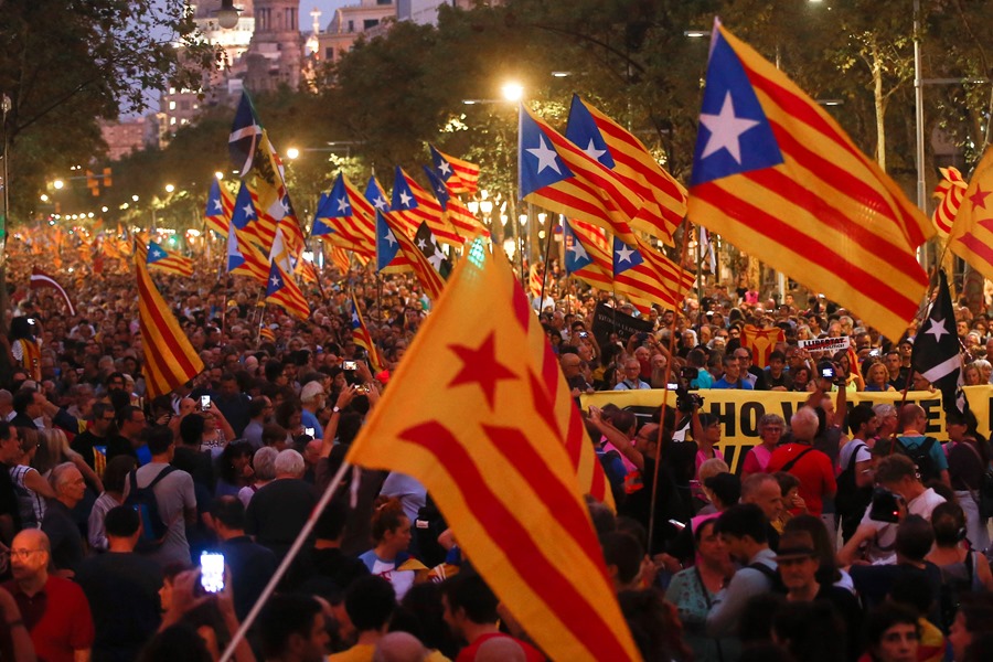 Varios manifestantes portan banderas 'esteladas', durante un acto por la independencia de Cataluña