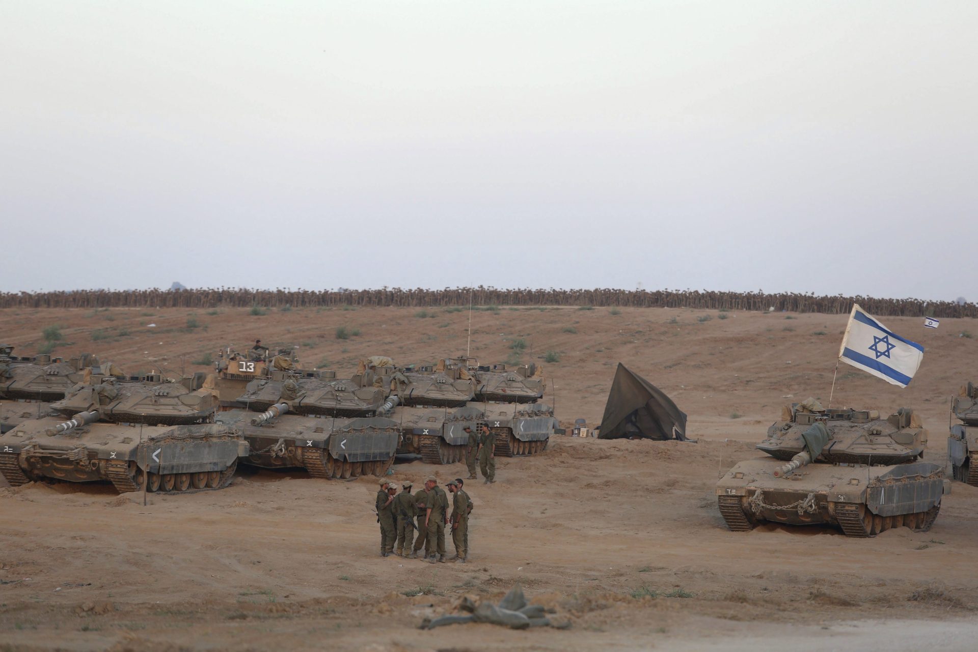 Tanques israelíes esperan a las afueras de Gaza, en una imagen de archivo.