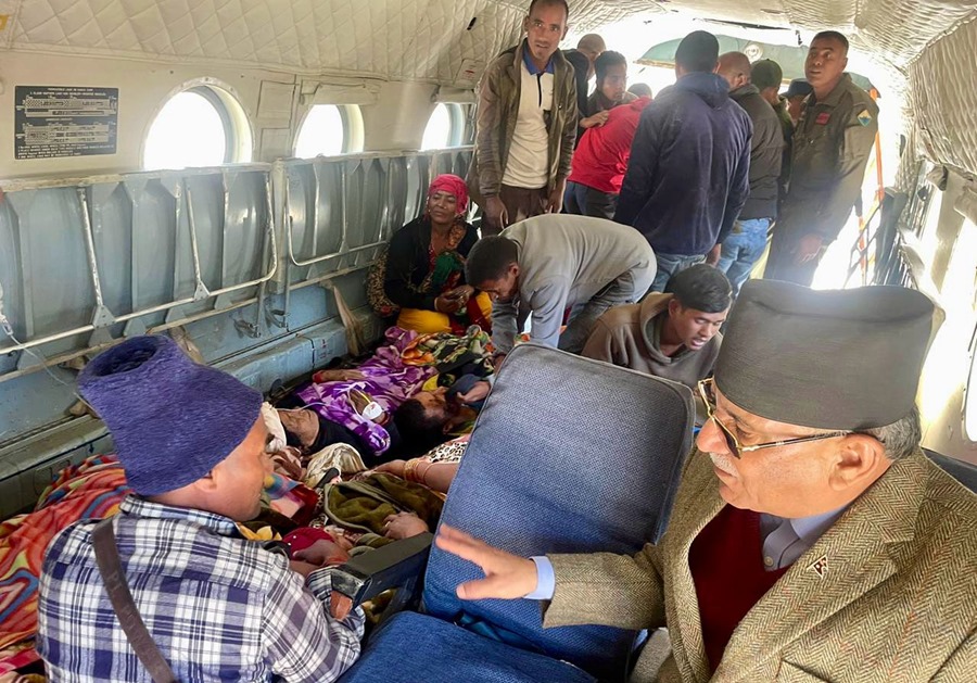Un grupo de ciudadanos de Nepal en un refugio tras el terremoto registrado hoy en la zona.