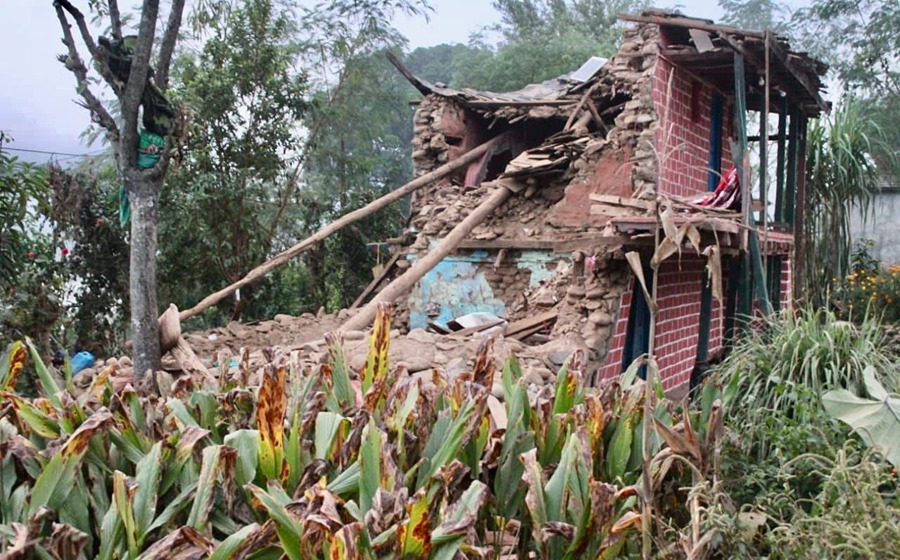 Una casa derrumbada por el terremoto registrado hoy en Nepal.