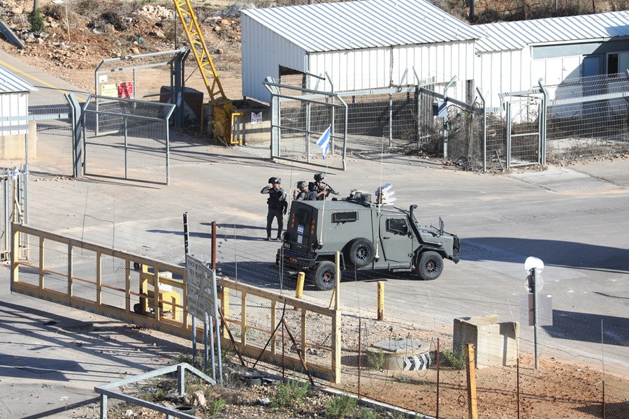 Actividad en el puesto de control de Ofera en Israel antes de que los rehenes israelíes retenidos por Hamás sean intercambiados por prisioneros palestinos