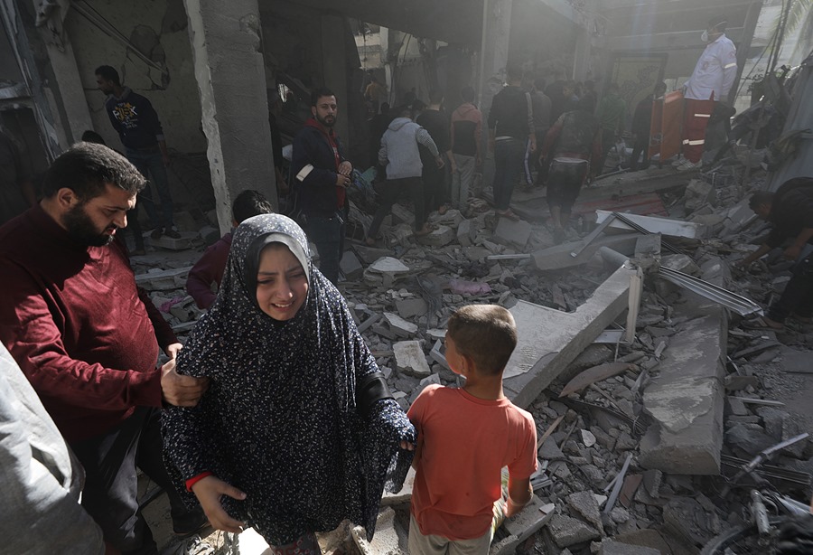 Los palestinos buscan cadáveres y supervivientes entre los escombros de una casa destruida tras nuevos ataques aéreos israelíes en Khan Younis